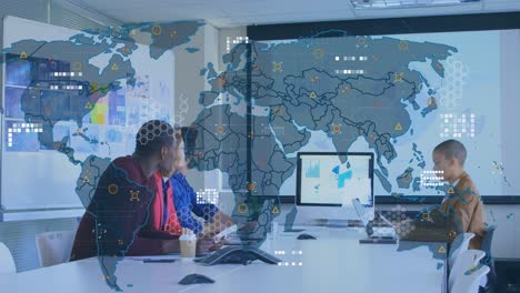 animación del mapa del mundo contra diversos colegas discutiendo juntos en una sala de reuniones en la oficina.