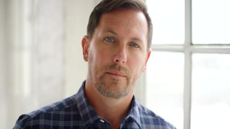 Closeup-portrait-of-a-mature-man-looking-focused