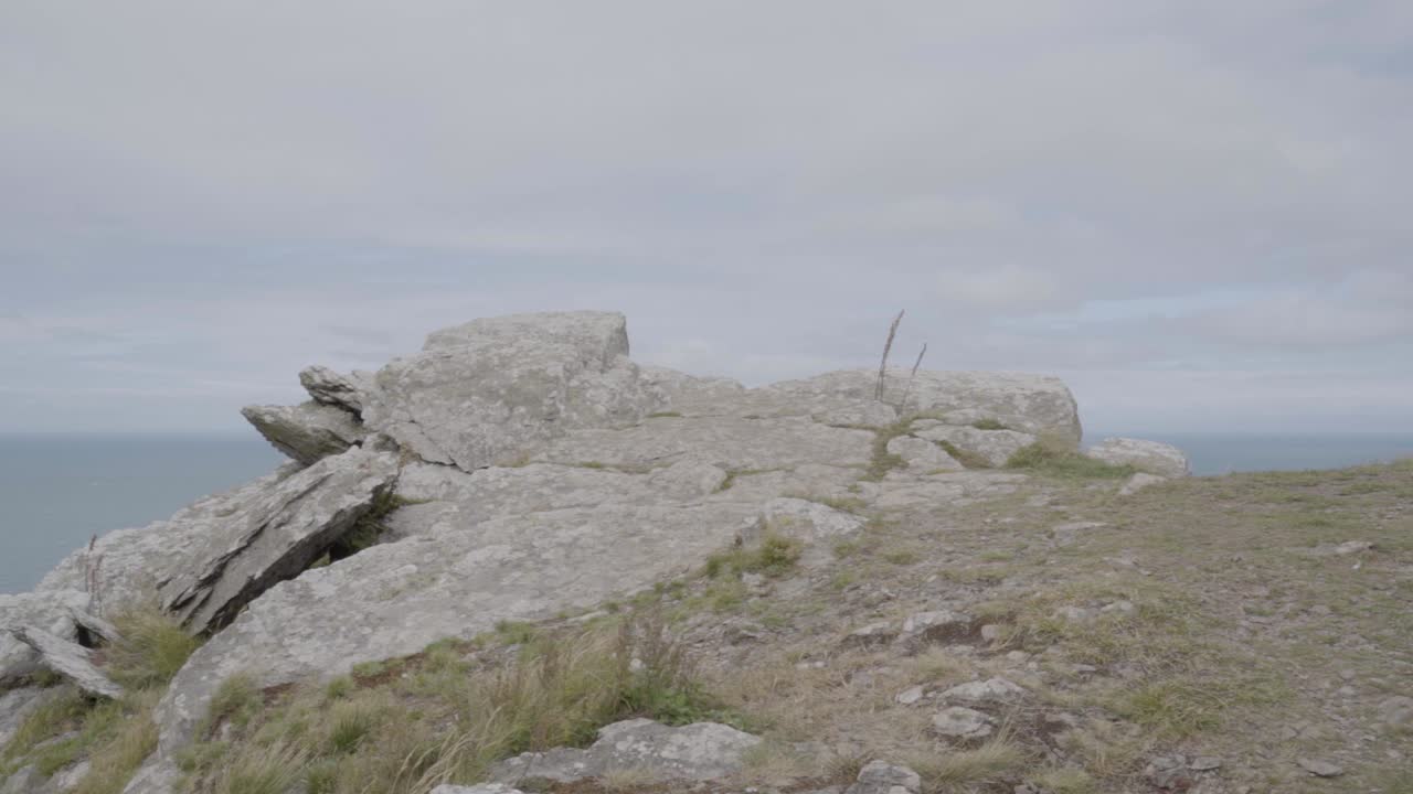 прибрежный край скалы медленная съемка с видом на море фон с облачным небом северный девон великобритания
