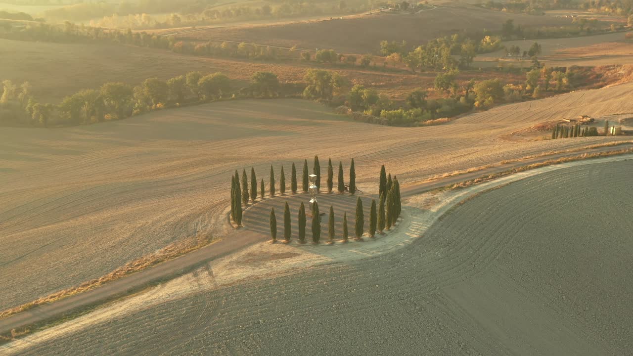 이탈리아 몬탈치노 (montalcino) 근처의 사이프러스 원 모양의 숲과 함께 토스카니의 val d'orcia의 아름다운 언덕의 공중 풍경, 밀로 재배 된 언덕, helidon xyxha의 이온 기둥, 반사