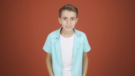 al niño pensativo hacia la cámara se le ocurre una idea.