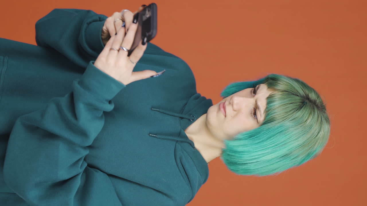 el video vertical del teléfono de la joven hablando por teléfono se queda sin carga.