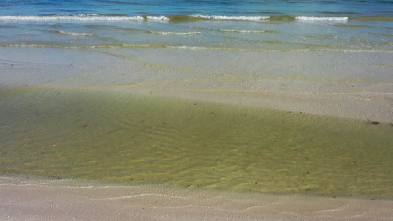 카메라가 바다를 드러내기 위해 위로 올라가는 동안 모래 위에 쓴 너를 사랑해