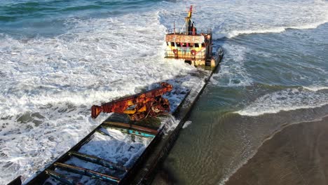 vista de drones de la playa de costa rica que muestra el mar, la costa y un barco varado