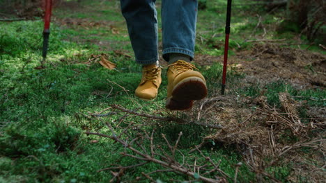 Mujer-Con-Botas-De-Montaña-Caminando-Sobre-Musgo.-Excursionista-Caminando-En-Un-Bosque-De-Cuento-De-Hadas