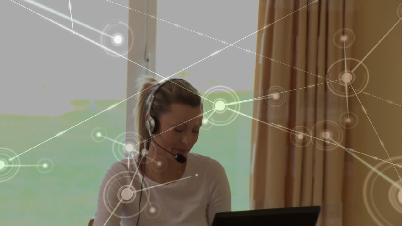 animación de procesamiento de datos sobre maestra usando auriculares de teléfono y computadora portátil enseñando fr