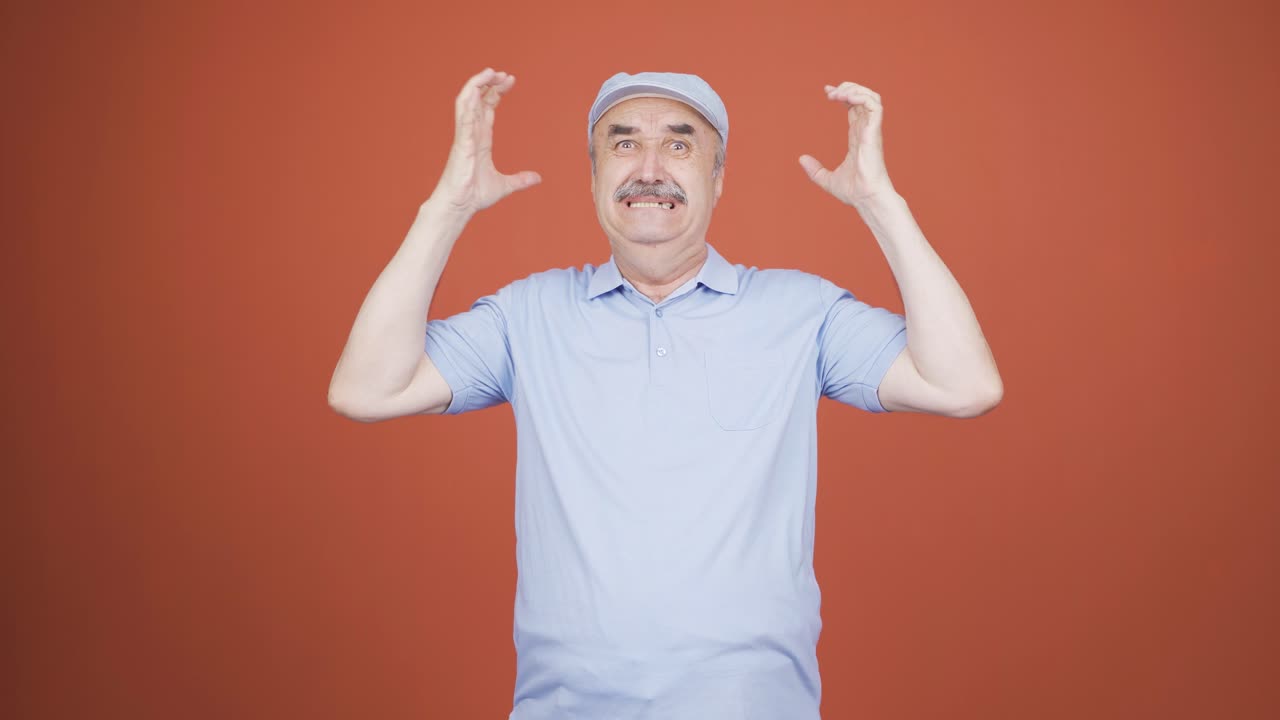 카메라 앞에서 신경 ⁇ 약에 걸린 노인.