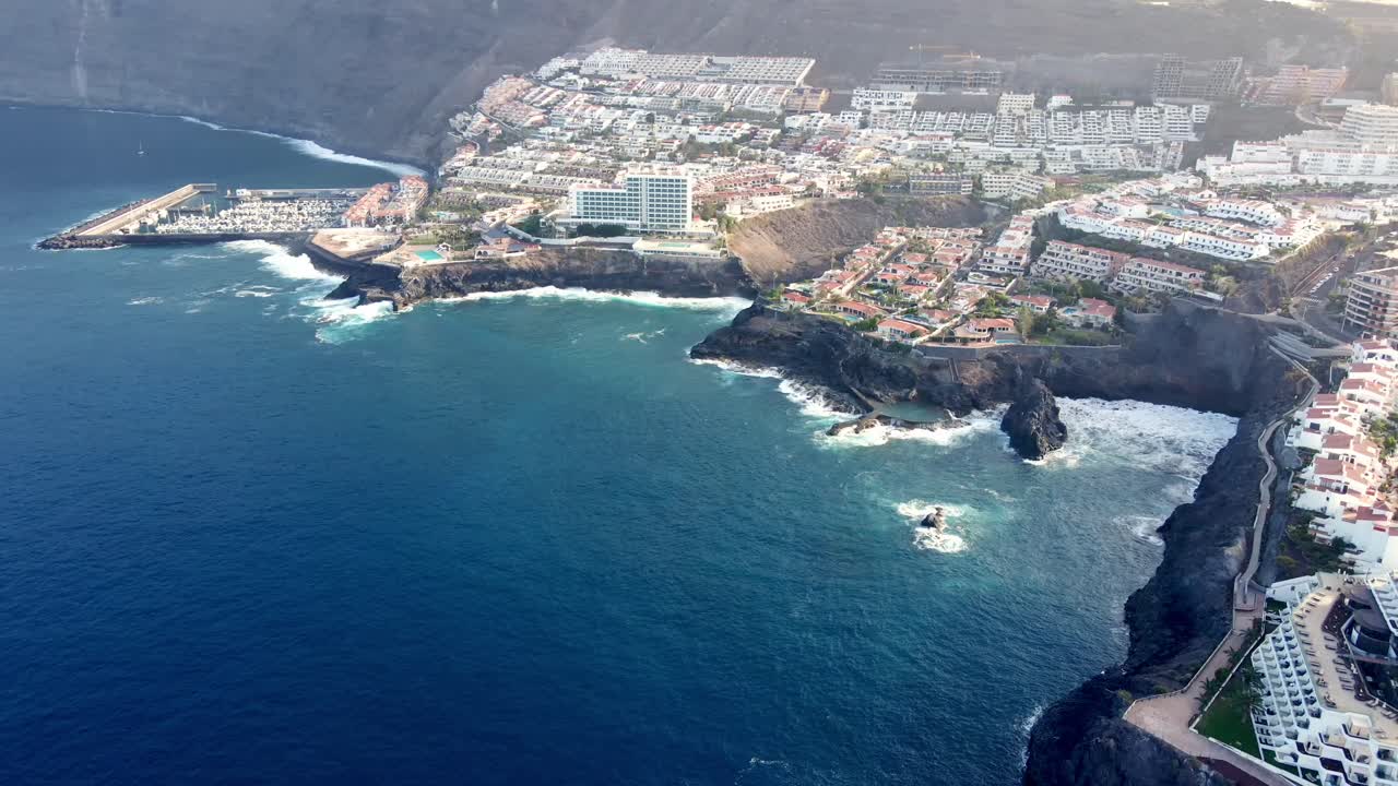 Vista superior de un pueblo en la costa al atardecer, España, Islas Canarias, Tenerife.