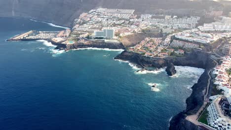 Vista-Superior-Del-Pueblo-En-La-Costa-Bajo-La-Puesta-De-Sol,-España,-Isla-Canaria-De-Tenerife