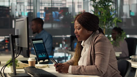 mujer de negocios que usa un teléfono inteligente en la oficina