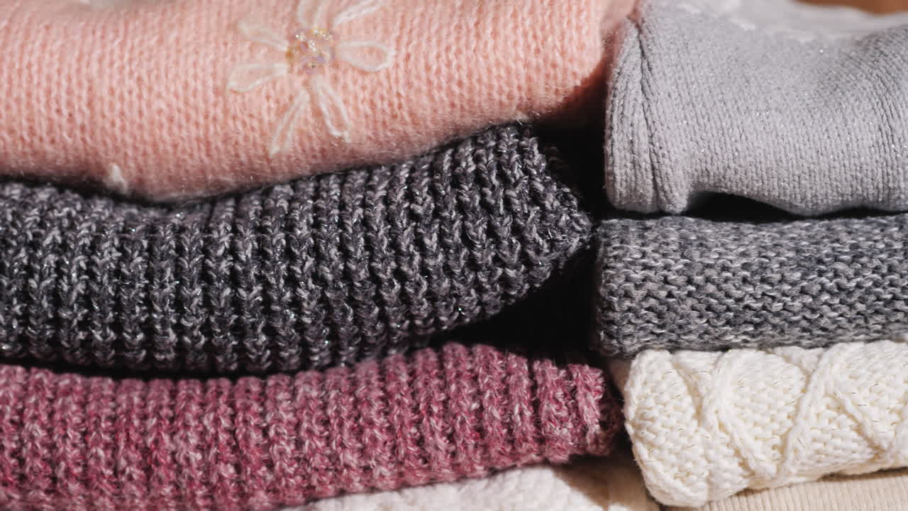 여자는 옷 사이에 숨어있는 곳에 돈을 숨긴다