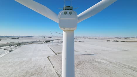 Primer-Plano-De-Turbina-Eólica-Con-Aspas-Girando-En-Un-Paisaje-Nevado-Cerca-De-Lafayette,-Indiana