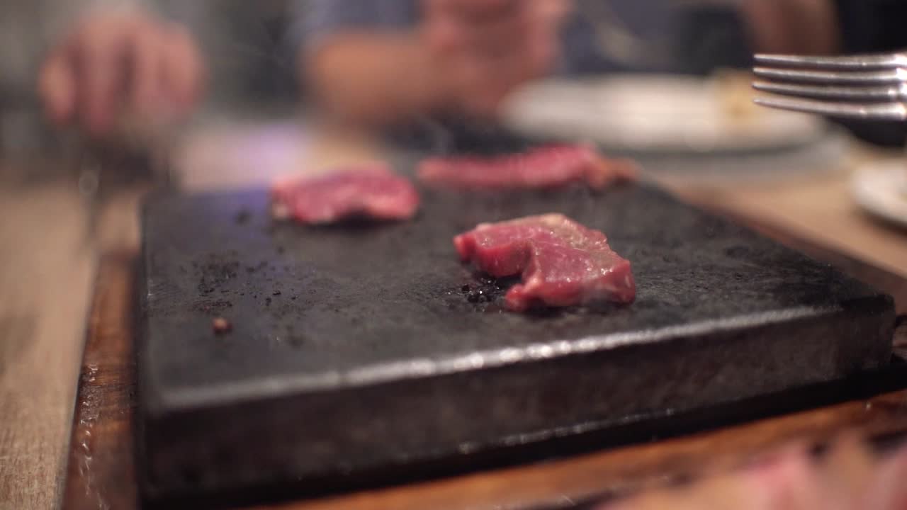 식당에서 생일을 축하하는 식당에서 식사하는 친구들, 토스트, 환호, 핫스톤에서 자신의 고기 준비