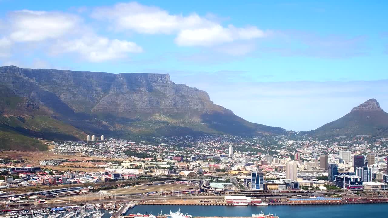 케이프 타운 해안가와 테이블 마운틴의 조감도