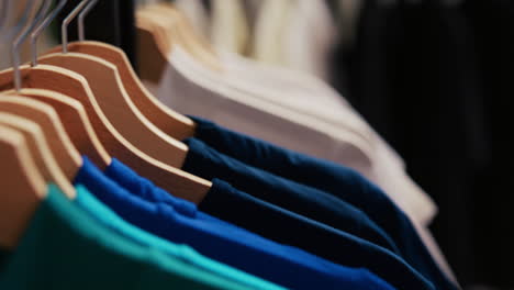 perchas llenas de camisas de colores