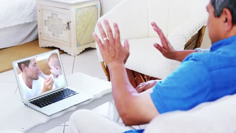 pareja de ancianos teniendo un chat de video en su computadora portátil en casa