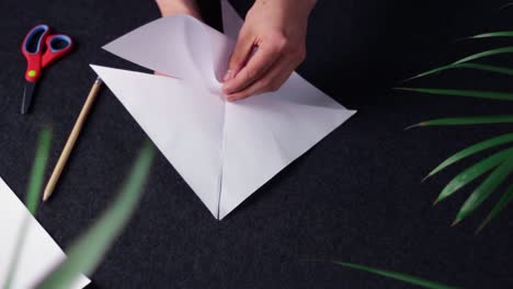 haciendo una artesanía de molino de viento de bricolaje en el escritorio de arriba hacia abajo