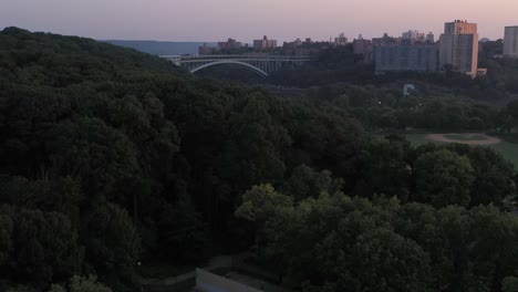 Luftaufstieg-über-Inwood-Park-Mit-Blick-Auf-Die-Henry-Hudson-Bridge-In-Upper-Manhattan-New-York-City