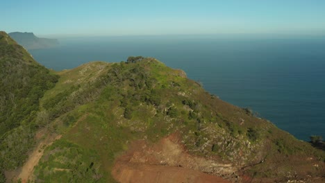 Revelar-Toma-De-Acantilados-De-La-Costa-épica-Empinada-Con-Vista-Del-Océano-Atlántico,-Antena