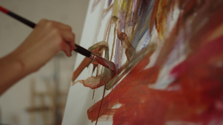 Femme peignant au pinceau dans un atelier d'art
