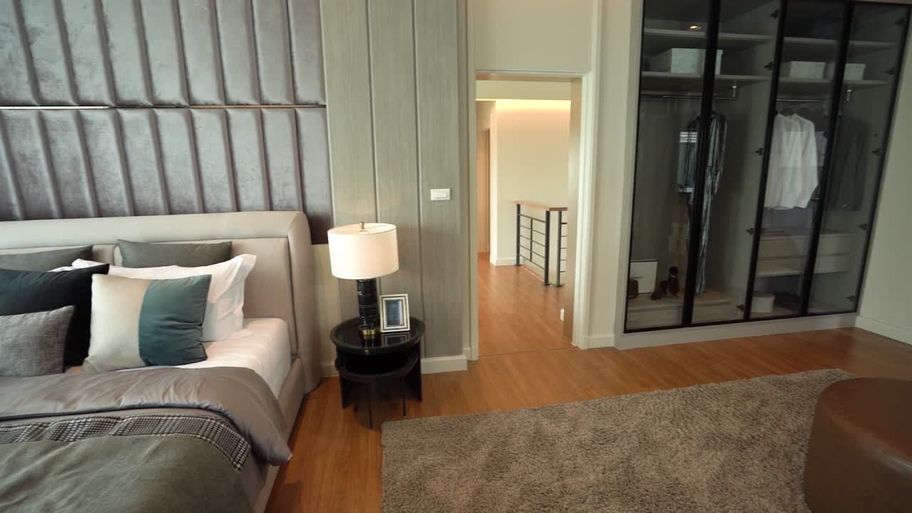 밝은 파란색과 회색 고급스럽고 우아한 마스터 침실 인테리어 디자인, 아무도