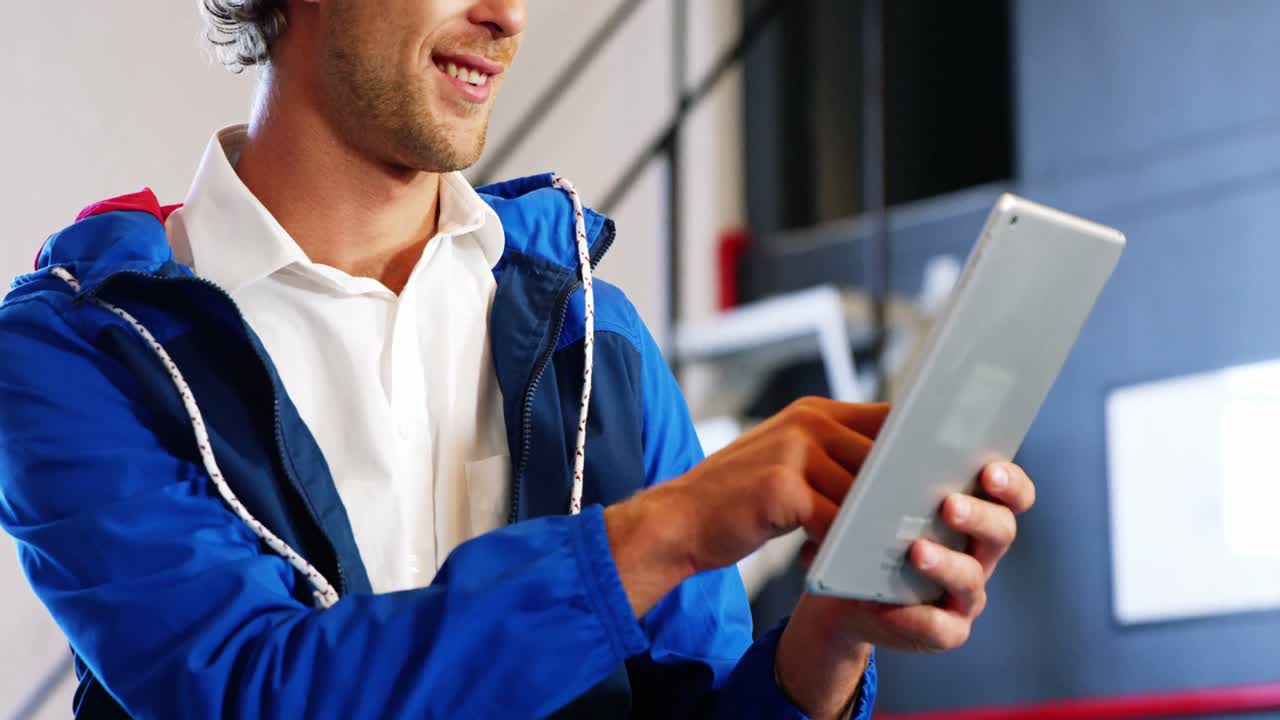 ejecutivo de negocios que usa tableta digital