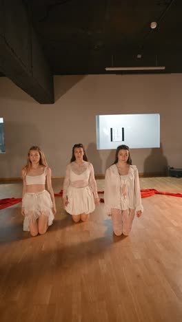 women's contemporary dance performance
