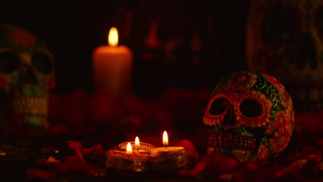 cerca de la naturaleza muerta de cráneos decorados rodeados de velas y pétalos de flores celebrando la fiesta mexicana de dia de muertos o día de los muertos 5