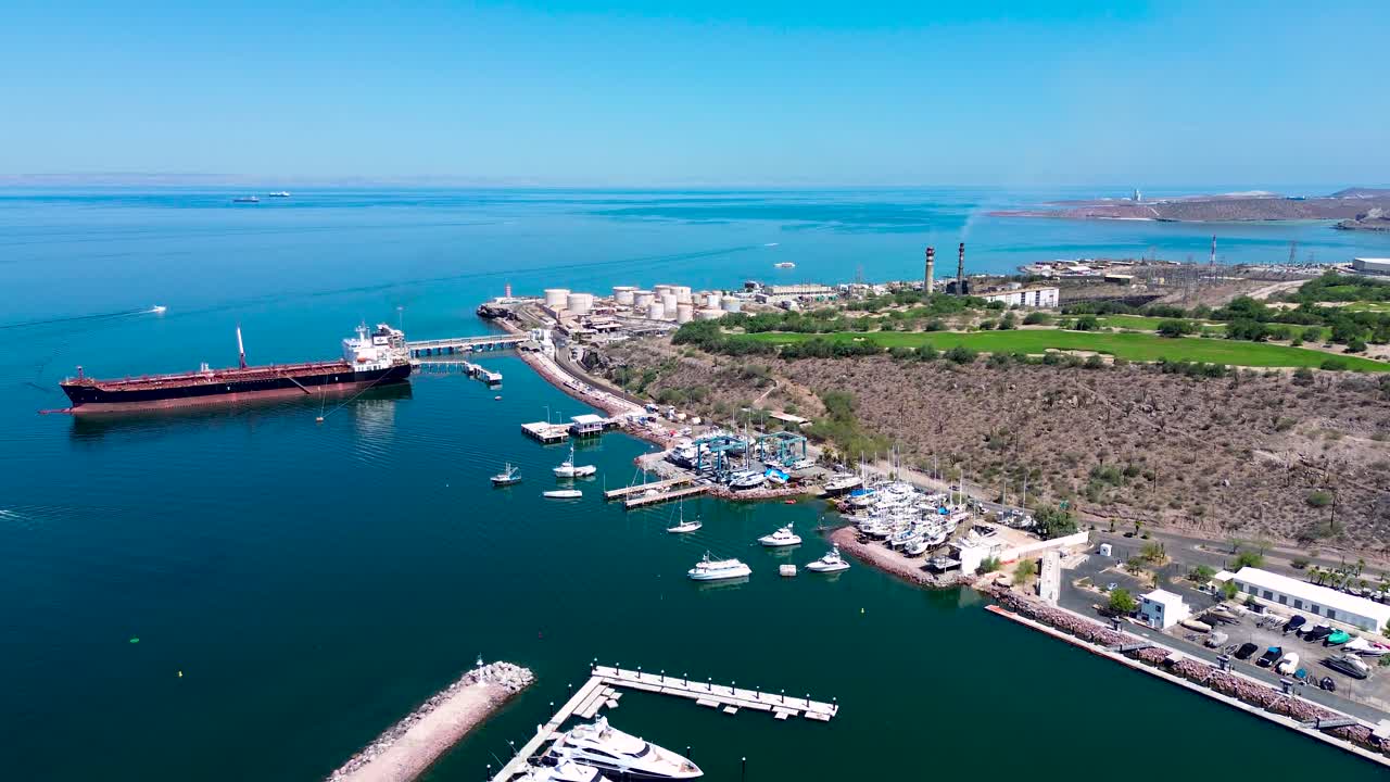 Vista aerea del porto petrolifero industriale e di un campo da golf a La Paz, BCS.