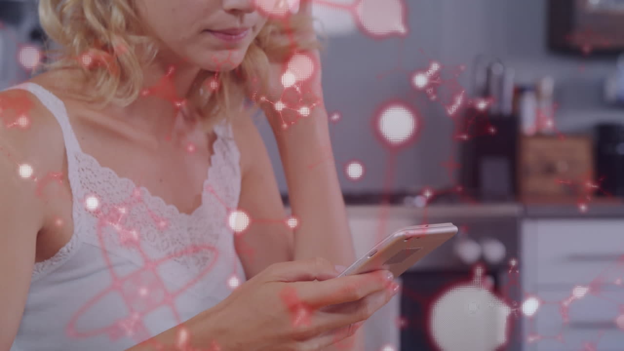 animación de moléculas sobre mujer caucásica usando teléfono inteligente.