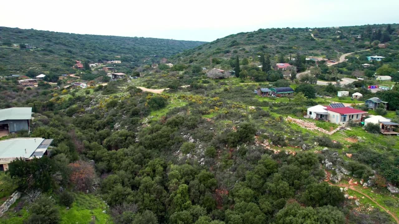 una toma de un avión no tripulado del asentamiento comunitario ecológico de klil en el norte de israel