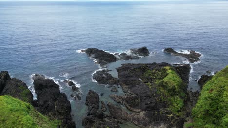 Costa-Rocosa-De-Una-Playa-En-Baras,-Catanduanes,-Filipinas---Toma-Aérea-De-Drones