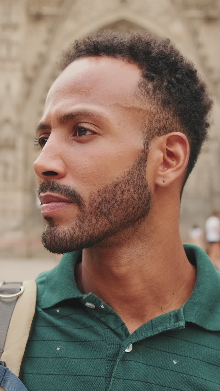 Primo piano di un uomo con la barba