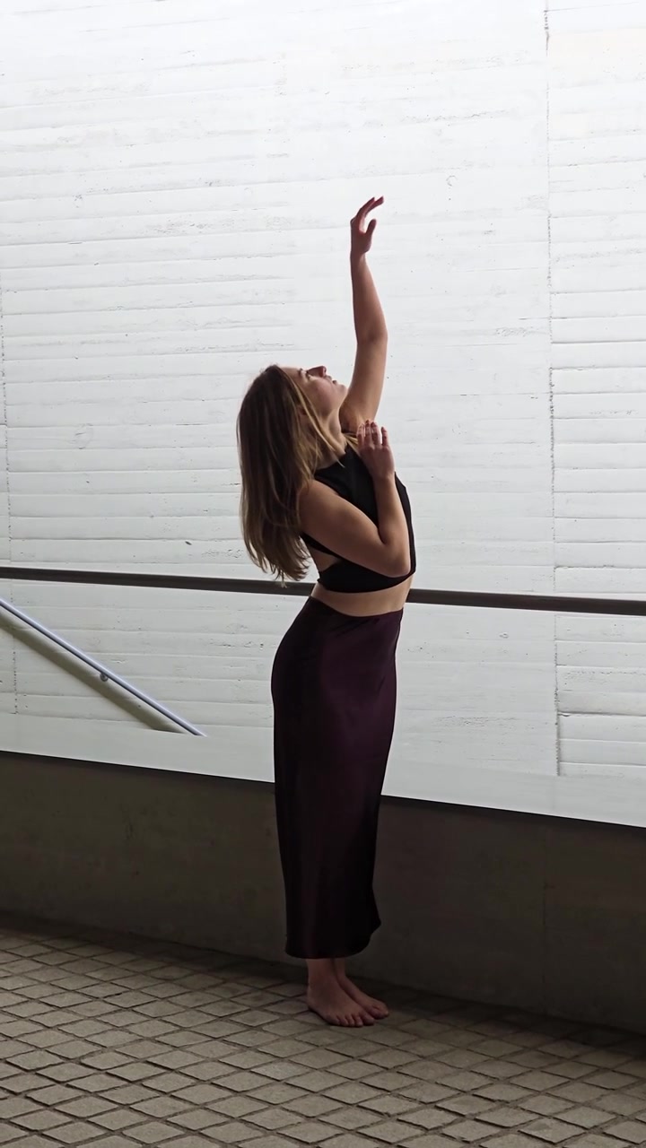 Fremviser elegante dansestillinger i et urbant miljø, der fanger beskuerens øje.