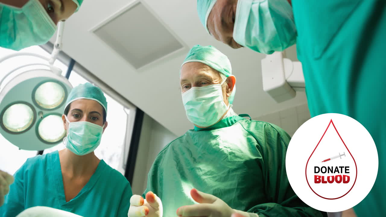 animación del texto de la sangre donada con la jeringa en el logotipo de la gota, sobre los cirujanos en el quirófano