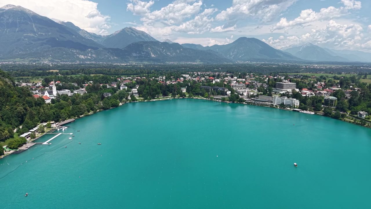 Vista drone della città di Bled sulla costa del Lago di Bled, Slovenia. Acqua turchese ed edifici sotto le Alpi