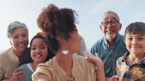 Gran-Selfie-Familiar,-Cara-O-Niños-Felices-Al-Aire-Libre