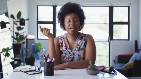 Vlogger-Afroamericana-De-Talla-Grande-Sentada-Usando-Una-Computadora-Portátil-Teniendo-Un-Video-Chat