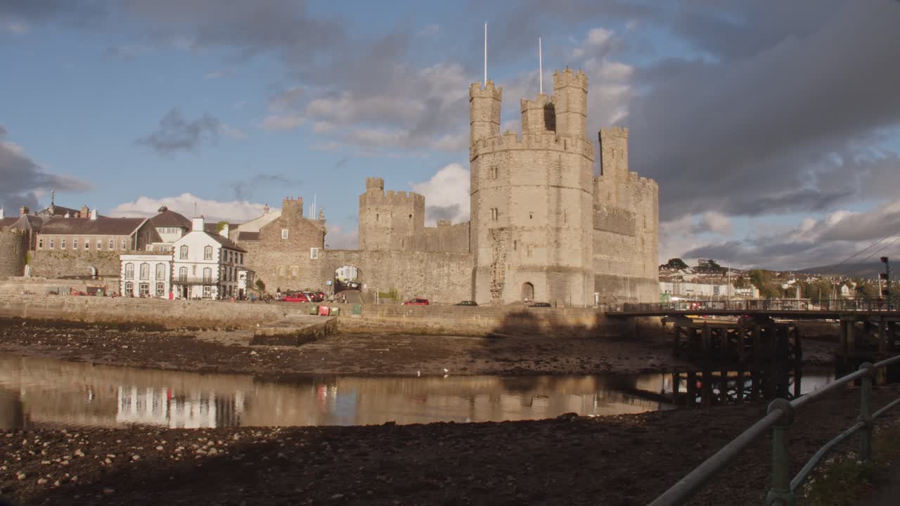 Vista ovest del Castello di Caernarfon e del ponte al tramonto