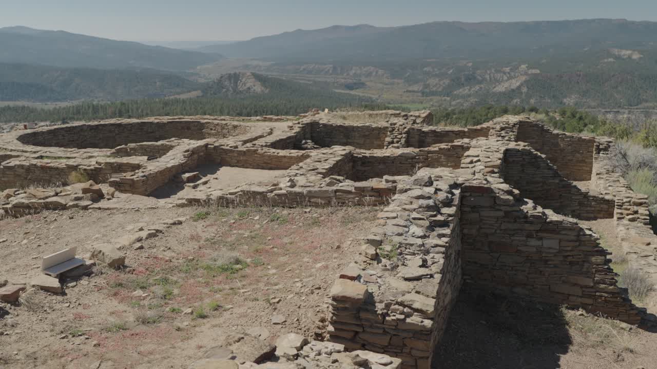 antiguas ruinas en un paisaje desértico