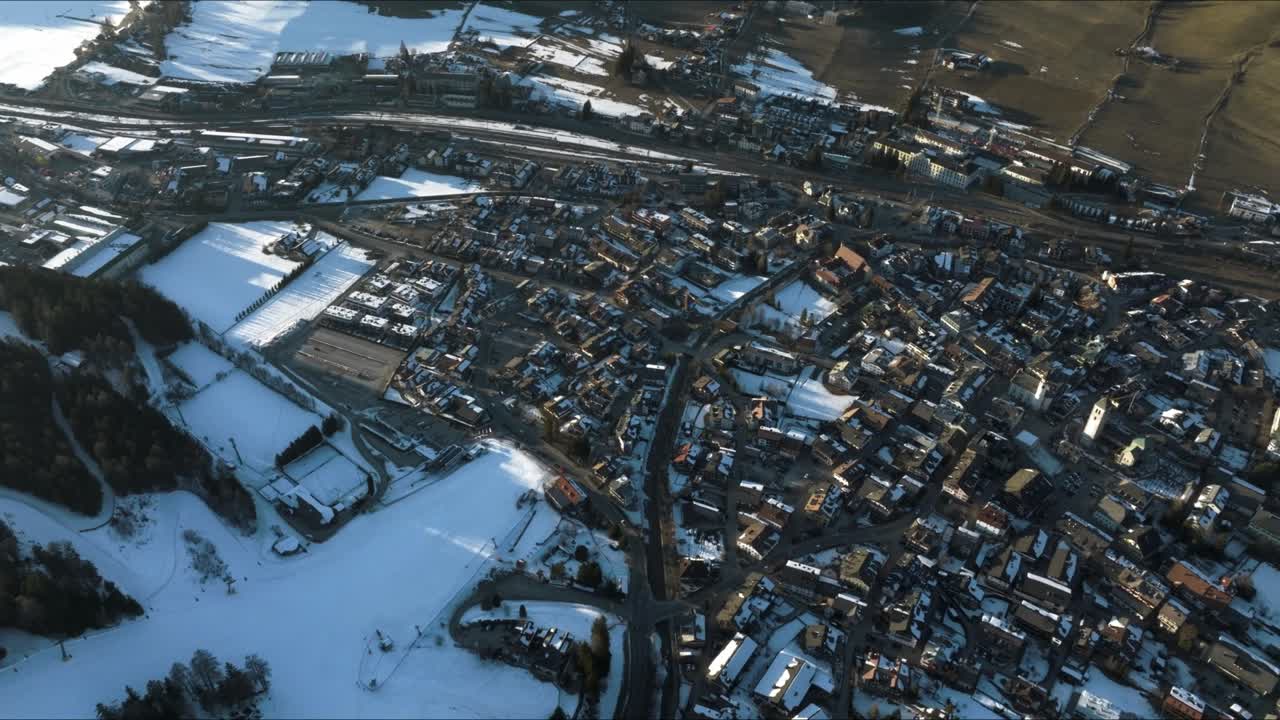이탈리아 산악 도시 산 칸디도 (san candido) 의 공중 풍경.