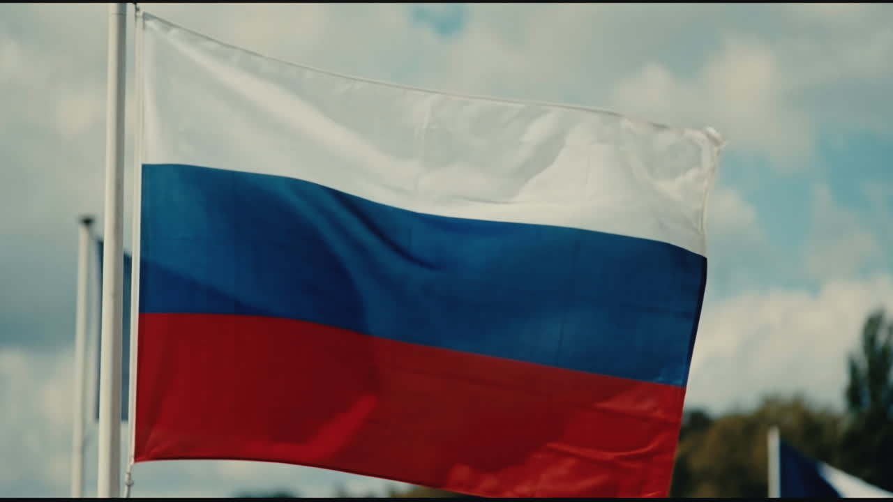 Russische Flagge weht im Wind vor bewölktem Himmel