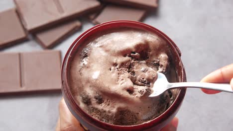 chocolade ijs in een container met lepel