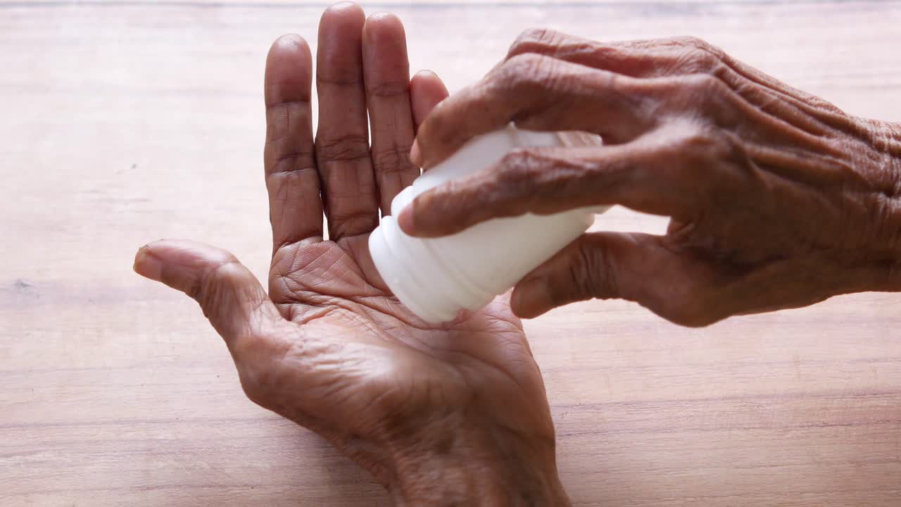 약을 복용하는 노인