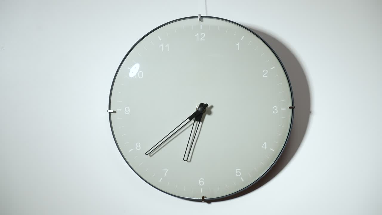 Orologio da parete su sfondo bianco. Time lapse