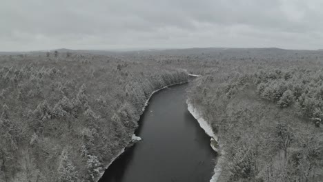 Der-Fluss-Piscataquis-Durchquert-Den-Verschneiten-Wald