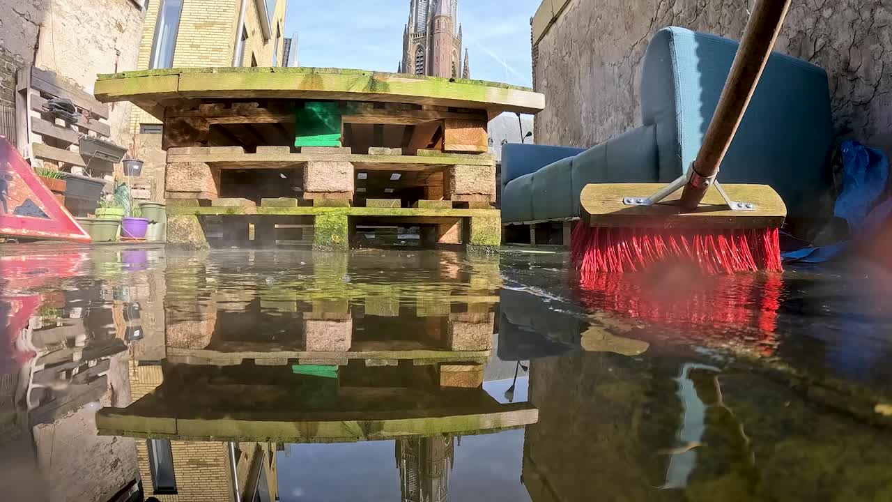Video di pulizia di una terrazza, con l'azione che si allontana dalla telecamera