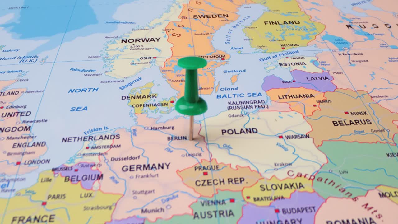 독일 - 세계 지도에서 초록색 푸시핀으로 여행 개념. 지도의 위치 지점은 독일의 수도 베를린을 가리킨다.
