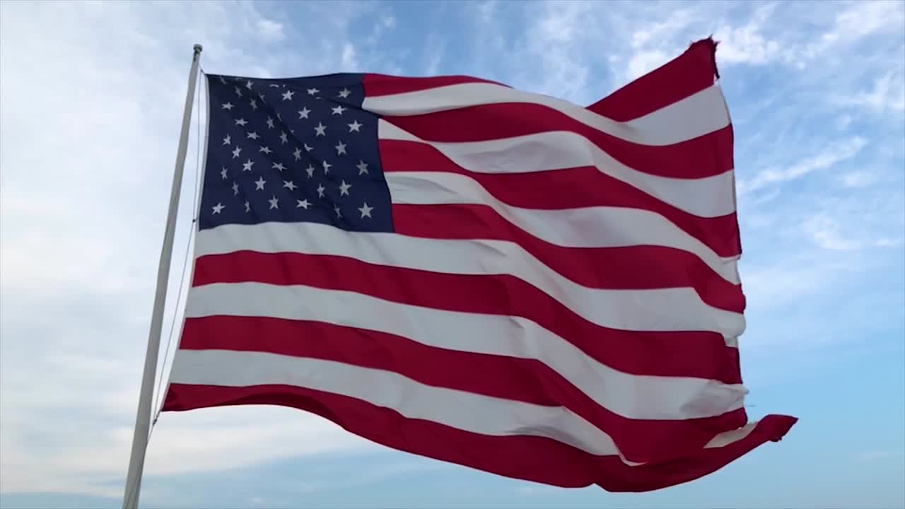 la bandera de los estados unidos de américa ondeando en el viento