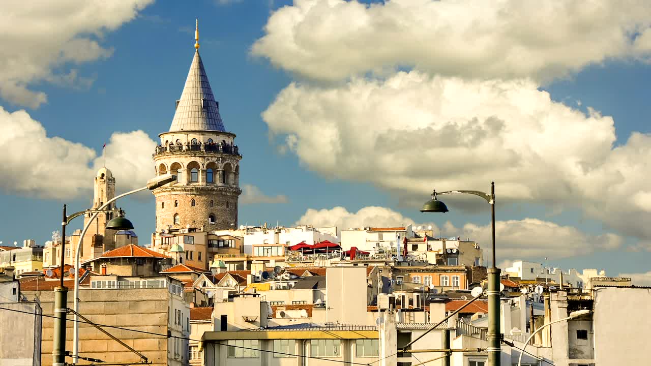 cinemagraph - arquitectura histórica del distrito de beyoglu y la torre galata, punto de referencia medieval en estambul, turquía.